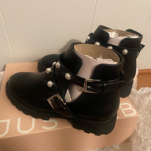 NWT Clarice Cut-Out Lug sole boot 7.5 - Picture 10 of 13